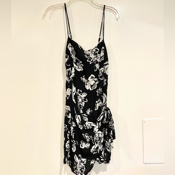 Olivaceous Dresses & Skirts - Olivaceous Floral Black and White Tie front Spaghetti strap flowy dress